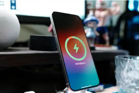 和龙苹果15换屏服务分享用什么充电器给iPhone15充电更好 
